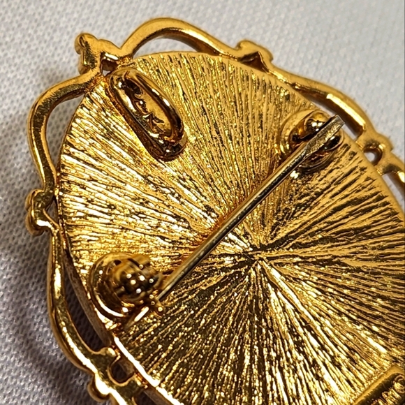 Crown Trifari Cameo Pendant or Brooch - Picture 8 of 8